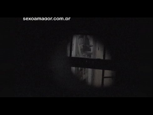 ❤️ Блонді таємно знімає на відео сусідський вуайерист, прихований за порожнистими цеглами ❤️❌ Порно у нас ❌️❤